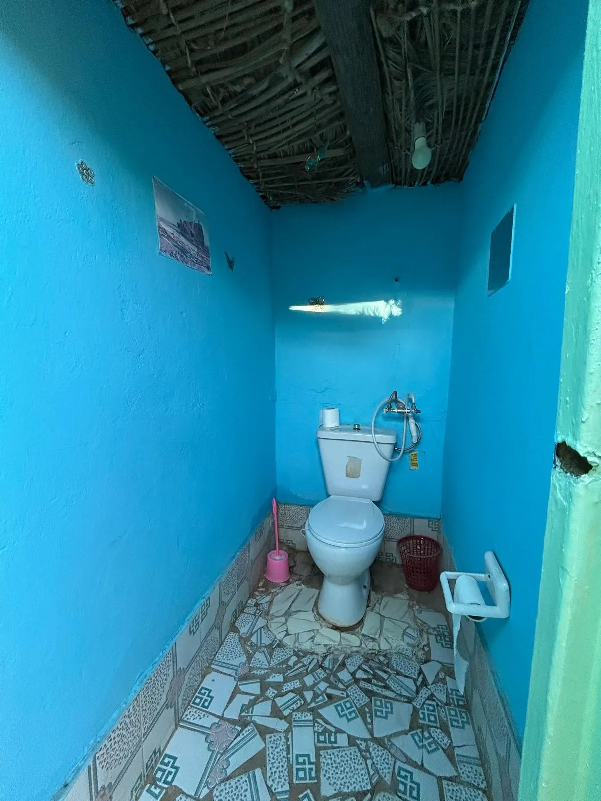 Salle de bain carrelée aux murs bleus